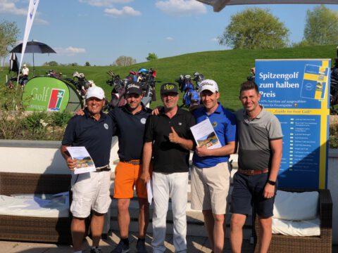 Fünf Golfer beim Golfturnier: Sieger mit Urkunden, Gruppenfoto vor Werbetafeln und Golftaschen auf grünem Platz