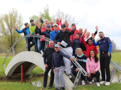 Golfclub-Gruppenfoto fröhlicher Golfer auf Brücke – Team-Event auf dem Golfplatz